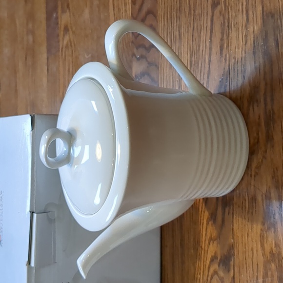 Maxwell Williams Tea Set - Picture 2 of 6